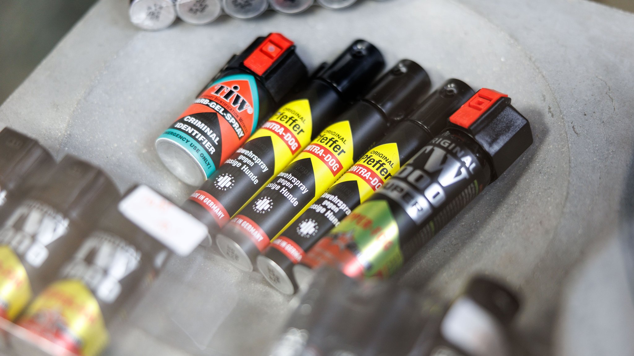 Verschiedene Sprays, darunter Pfefferspray und ein Farbspray zur Abwehr.