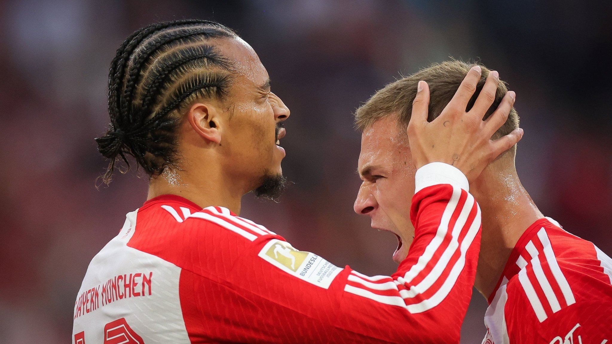 Leroy Sane (l) feiert sein Tor zum 2:0 mit Joshua Kimmich. 