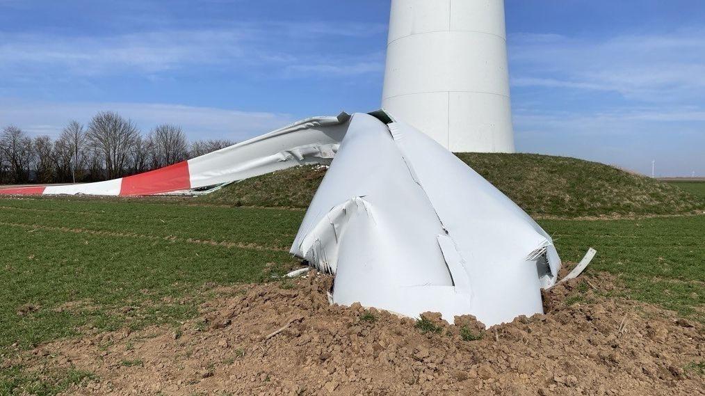 Im Bürgerwindpark Berching ist am Mittwoch ein tonnenschweres Rotorblatt eines Windrades zu Boden gefallen. 