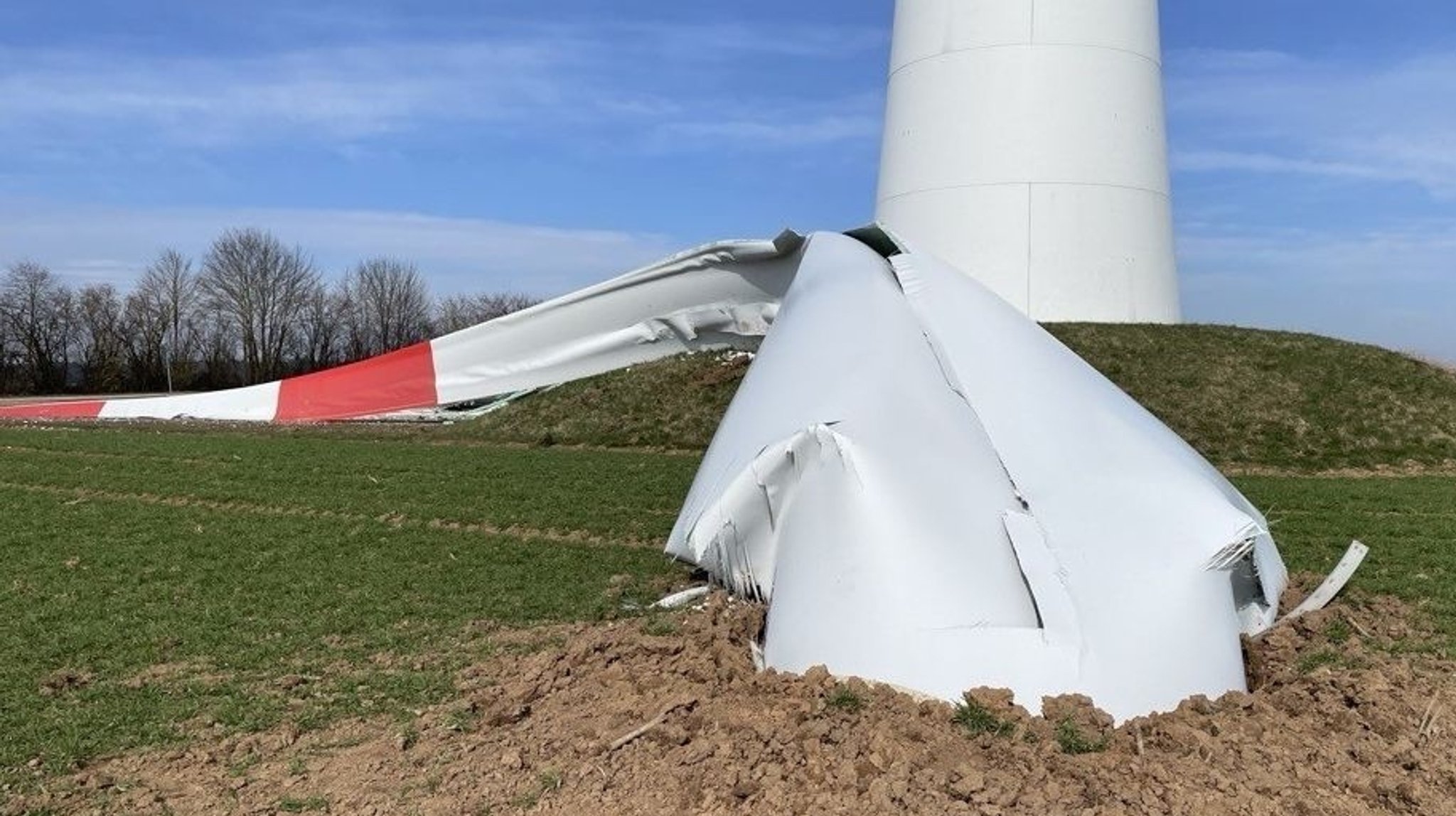 Im Bürgerwindpark Berching ist am Mittwoch ein tonnenschweres Rotorblatt eines Windrades zu Boden gefallen. 