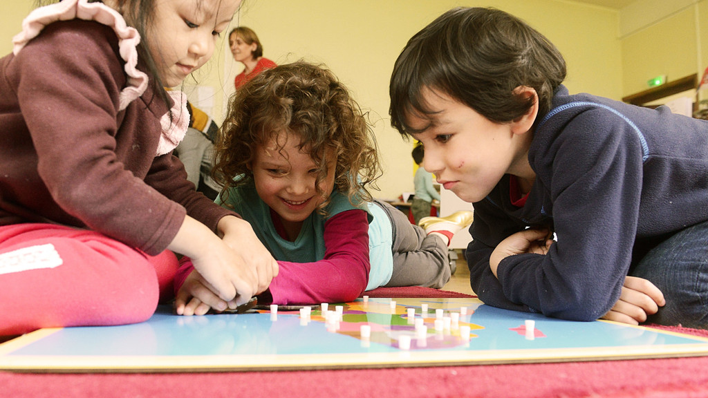 Kinder lernen an einer Montessori-Schule.
