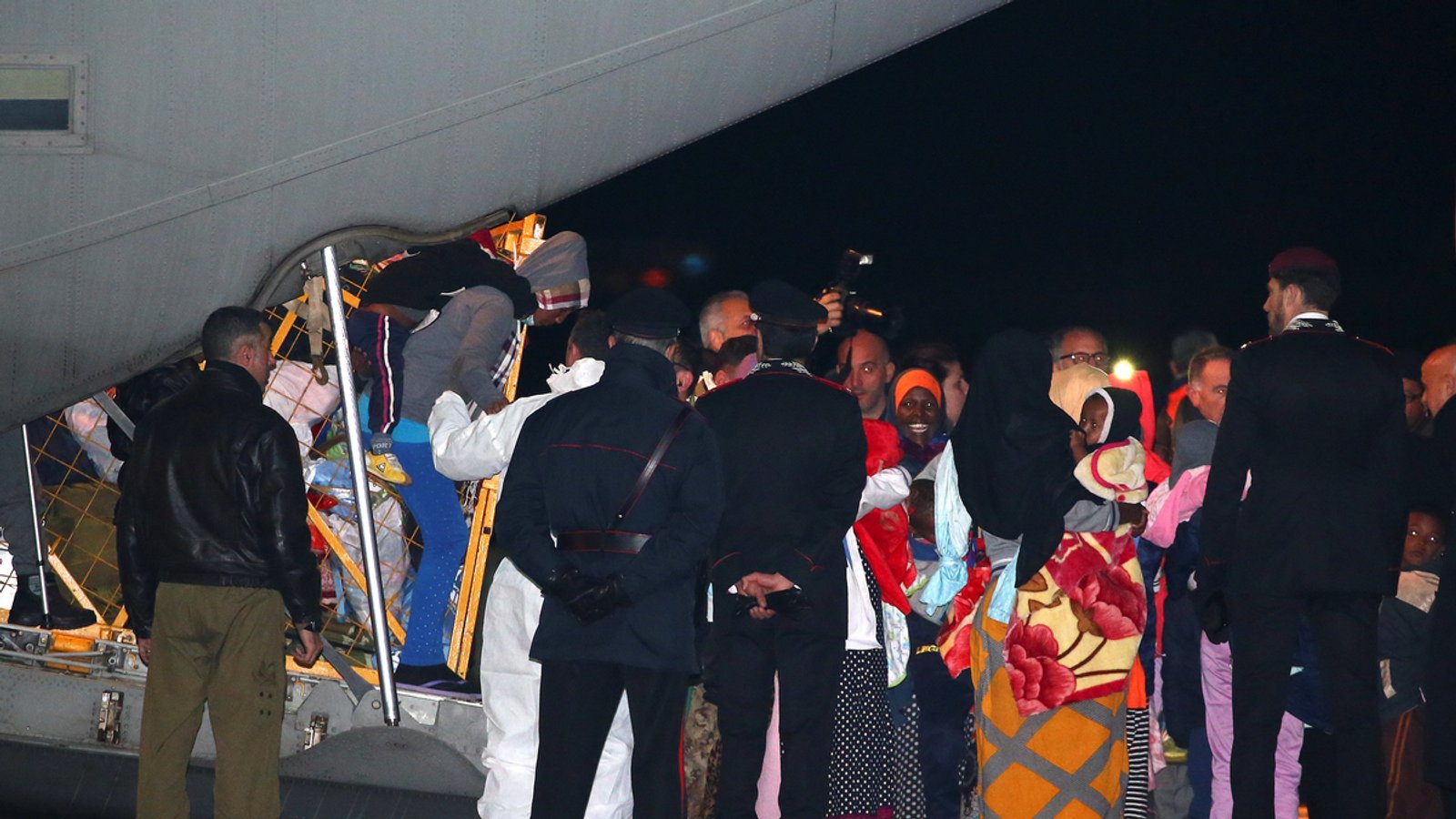 Erstmals Flüchtlinge von Libyen nach Italien geflogen