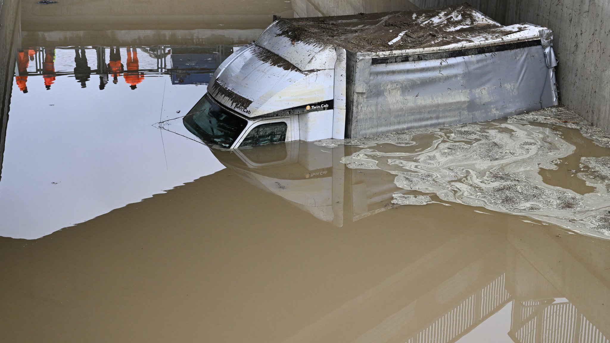 Der Kleintransporter im überfluteten Tunnel.