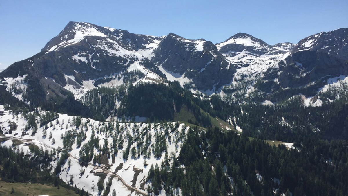 07.06.2019, Jenner - Blick von der Bergstation auf 1.800 Meter der neuen Jennerbahn in den Nationalpark Berchtesgaden.