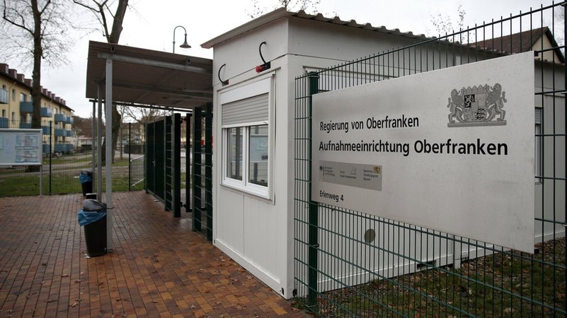 Eingang des Ankerzentrums (AEO) Bamberg | Bild: dpa-Bildfunk/Daniel Karmann Eingang des Ankerzentrums (AEO) Bamberg