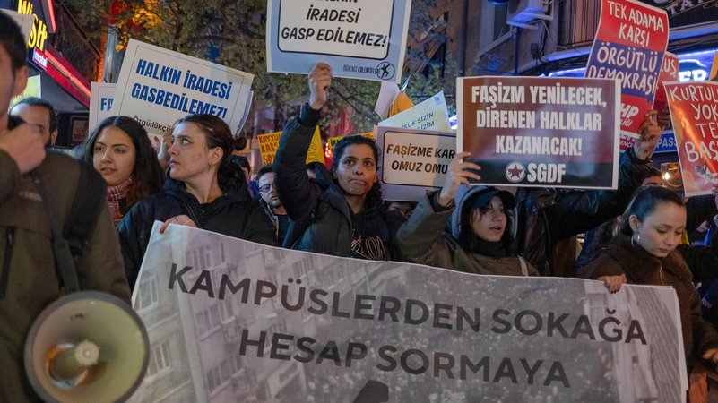 Vom Campus auf die Straße - viele Studenten schließen sich den Protesten an. | Bild: picture alliance / Sipa USA | SOPA Images Vom Campus auf die Straße - viele Studenten schließen sich den Protesten an.