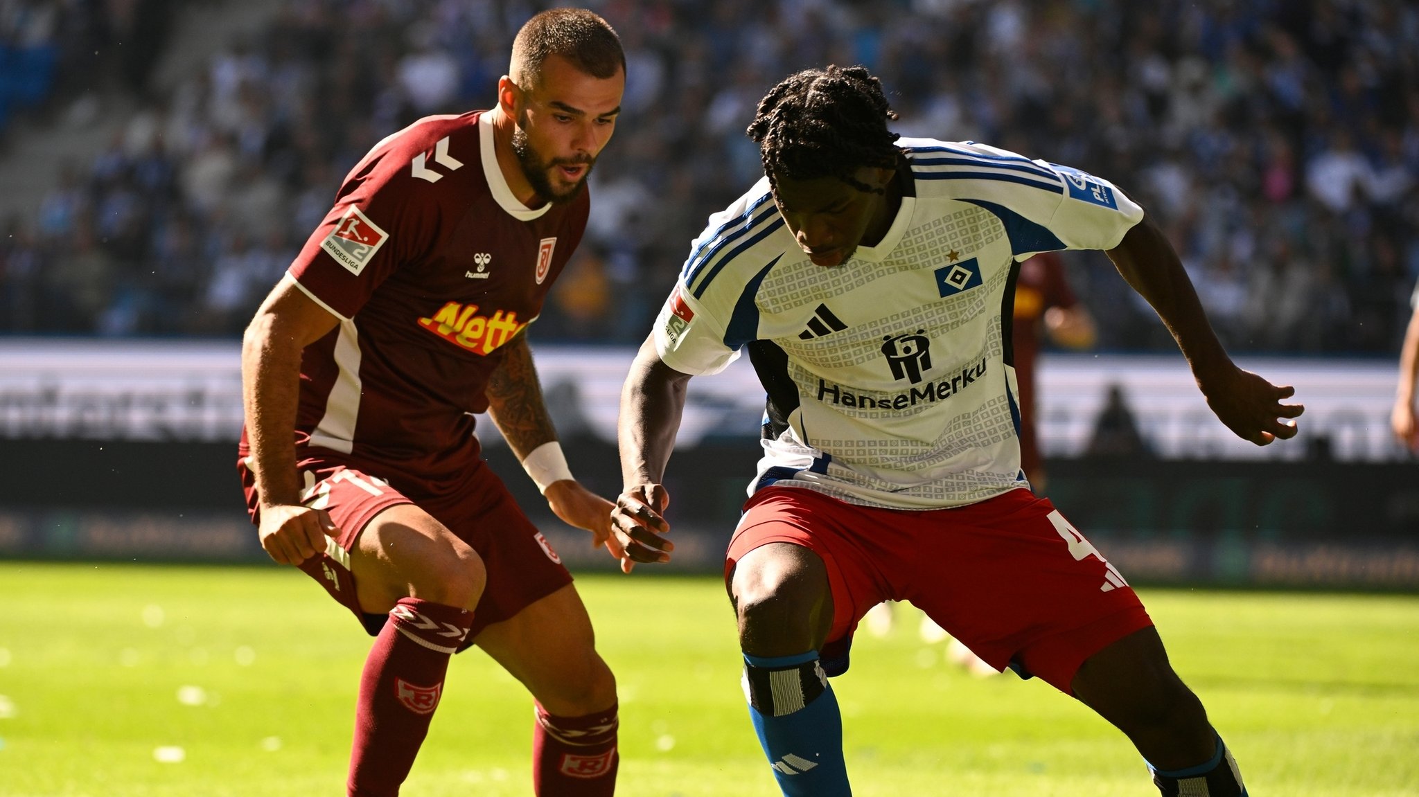 Regensburgs Oscar Schönfelder und Hamburgs Fabio Balde kämpfen um den Ball.