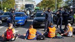 3.11: Klimaaktivisten haben sich am Karlsplatz in der Münchner Innenstadt auf die Fahrbahn geklebt und blockieren die Straße. | Bild:picture alliance/dpa | Lennart Preiss