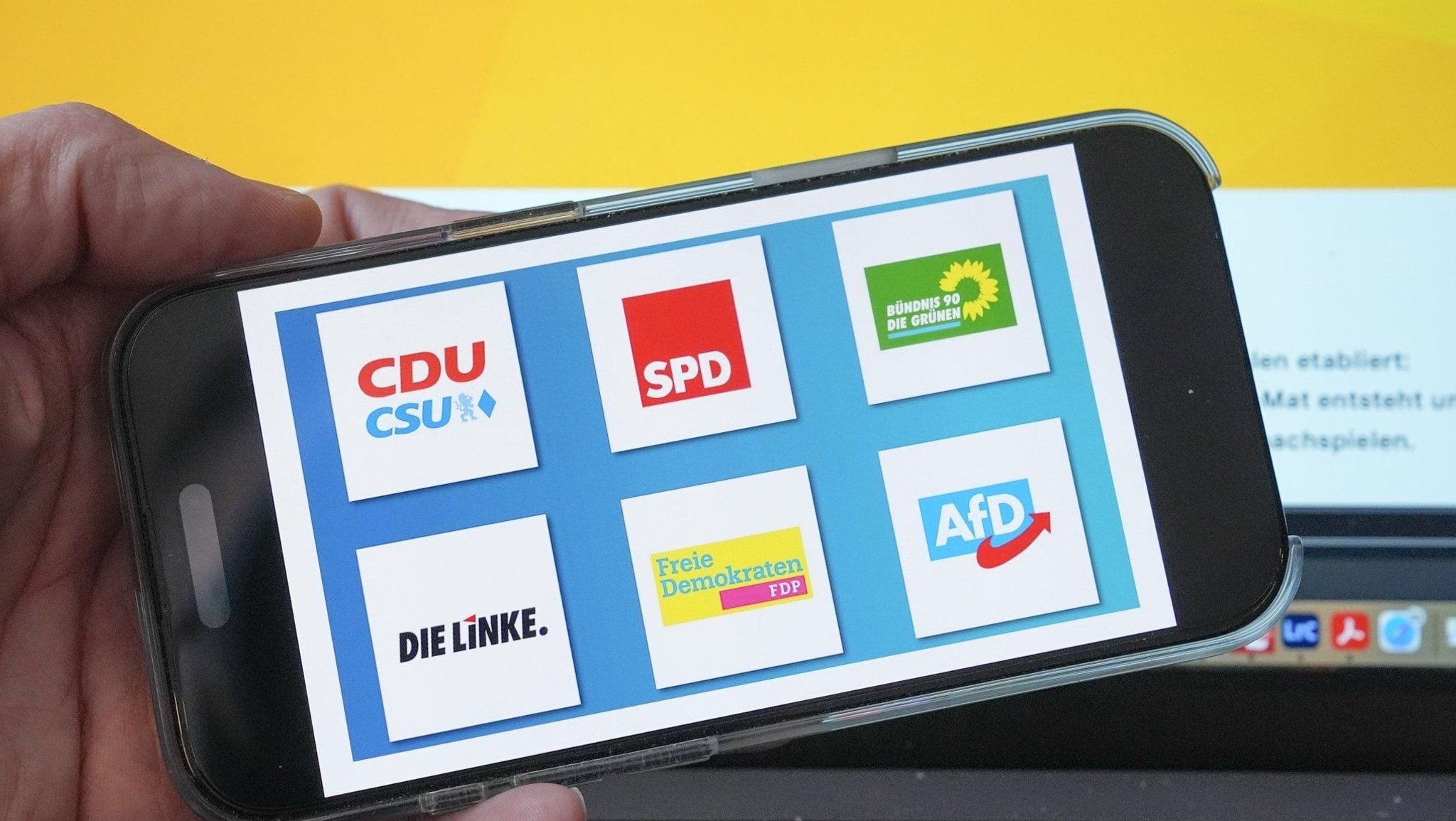(Symbolbild) Auf einem Smartphone sind die Logos einiger deutscher Parteien zu sehen. | Bild: picture alliance / Flashpic | Jens Krick (Symbolbild) Auf einem Smartphone sind die Logos einiger deutscher Parteien zu sehen.