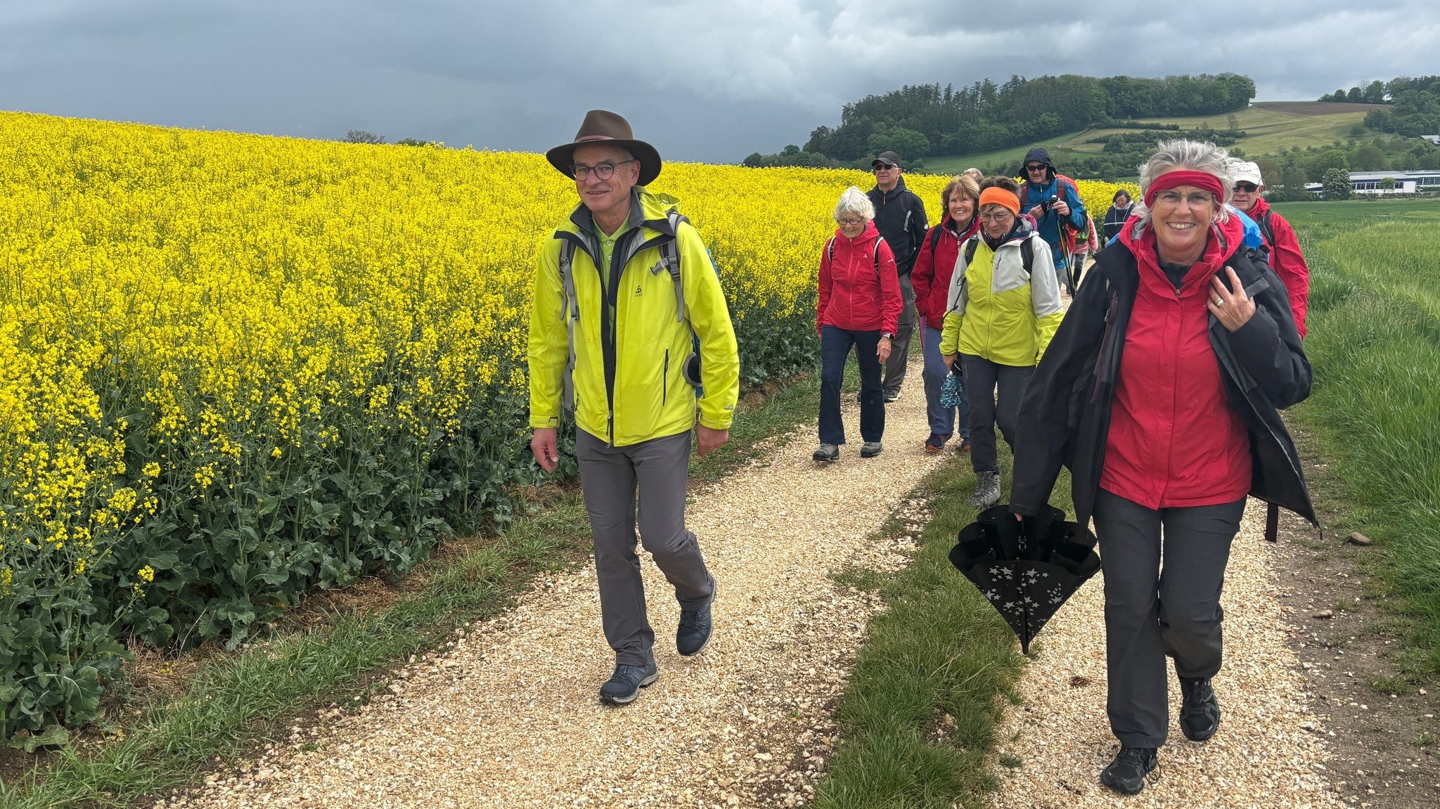 Wanderer beim ersten Donautal Wandertrio im Aschberggebiet.