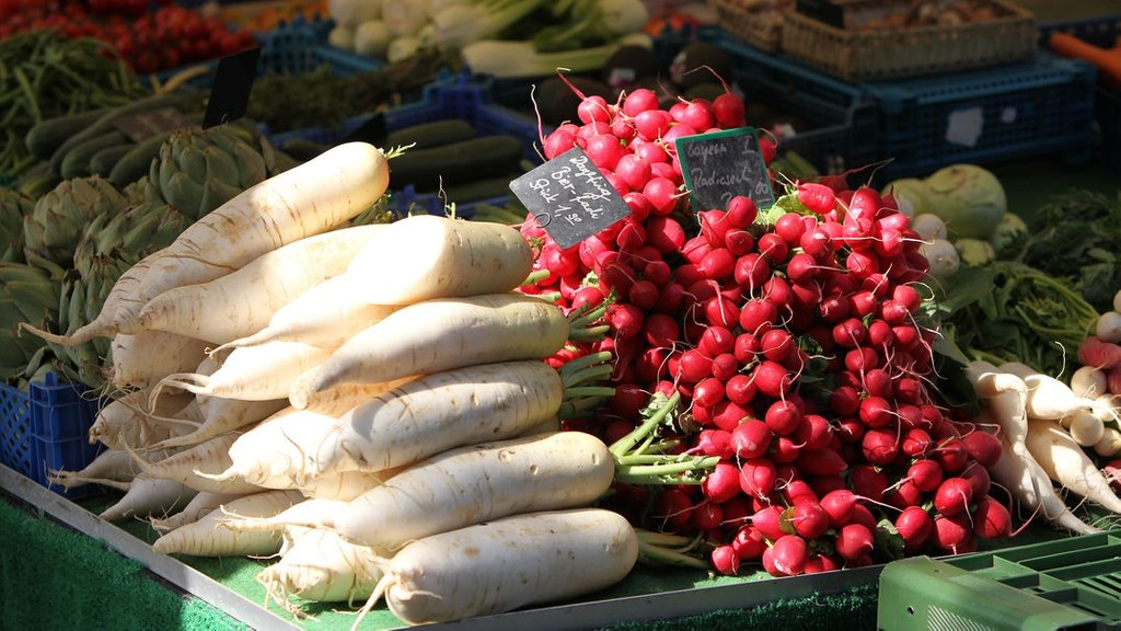 Ein Gemüsestand auf einem Wochenmarkt in Bayern