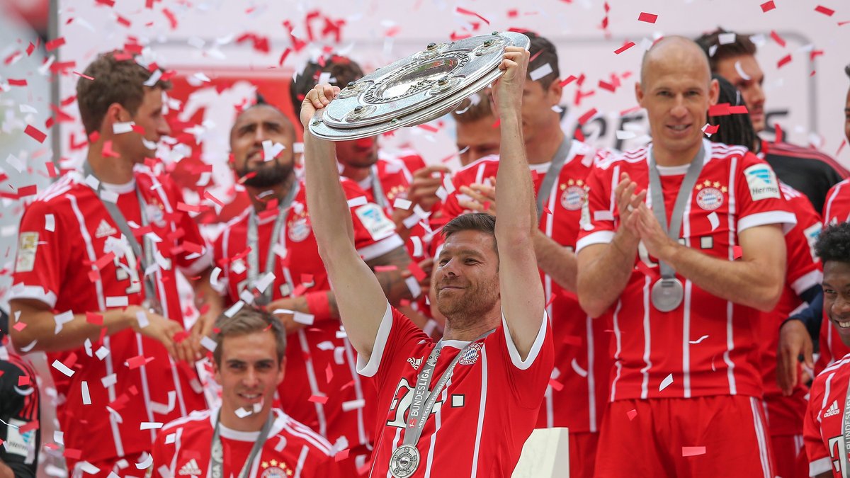 Xabi Alonso feiert 2017 die Meisterschaft mit dem FC Bayern.
