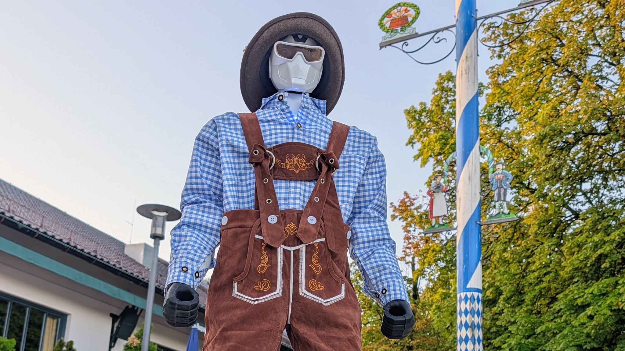 Carbon in Tracht: Ein Lederhosen-Roboter erobert das Westend