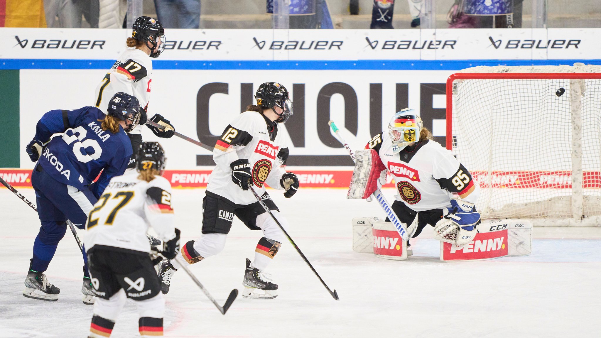 Jenna Kaila trifft gegen Torfrau Chiara Schultes ins Tor