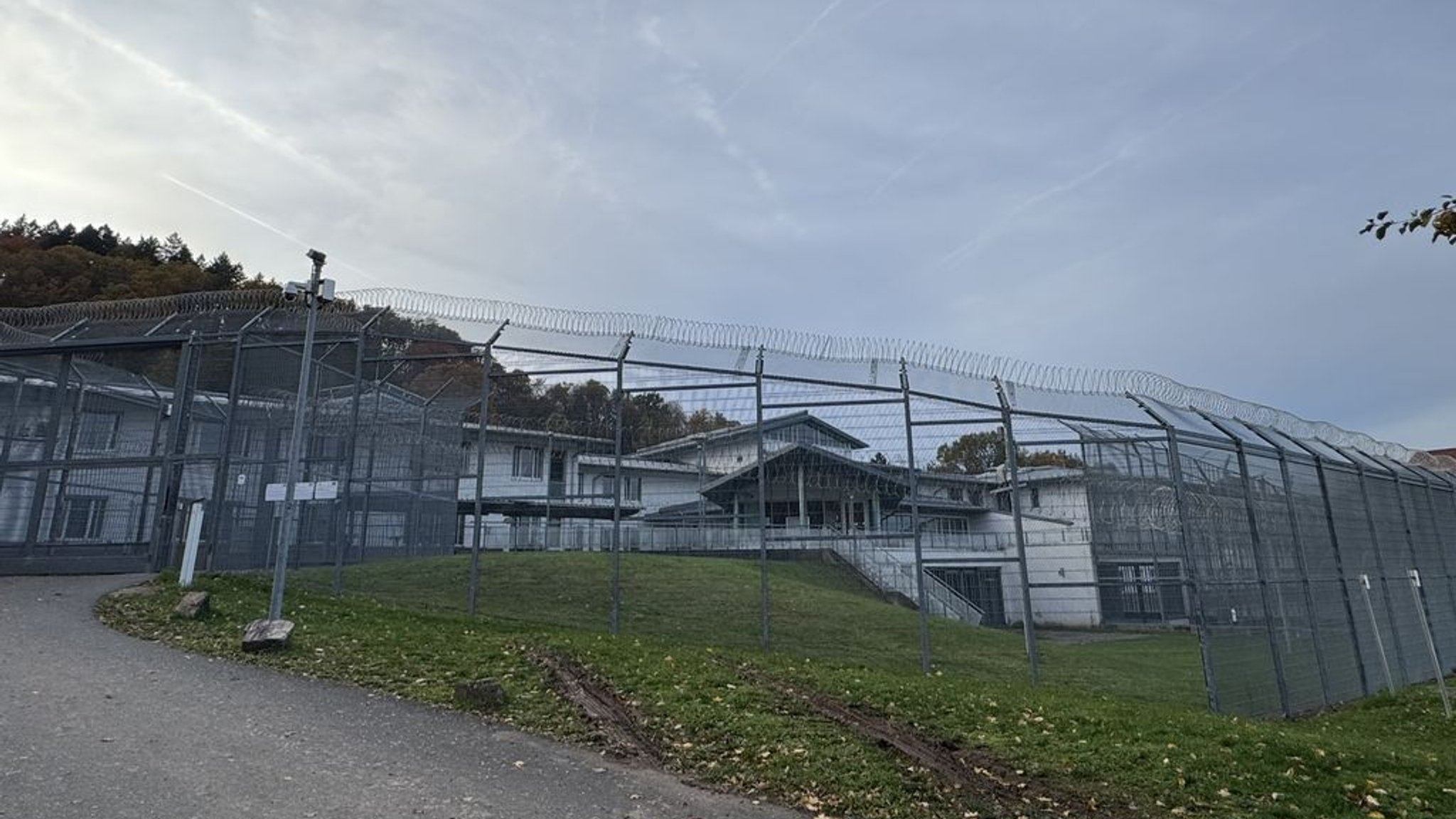 29.10.2025, Lohr am Main - Die forensische Psychiatrie am Bezirkskrankenhaus. | Bild: BR/Pirmin Breninek 29.10.2025, Lohr am Main - Die forensische Psychiatrie am Bezirkskrankenhaus.