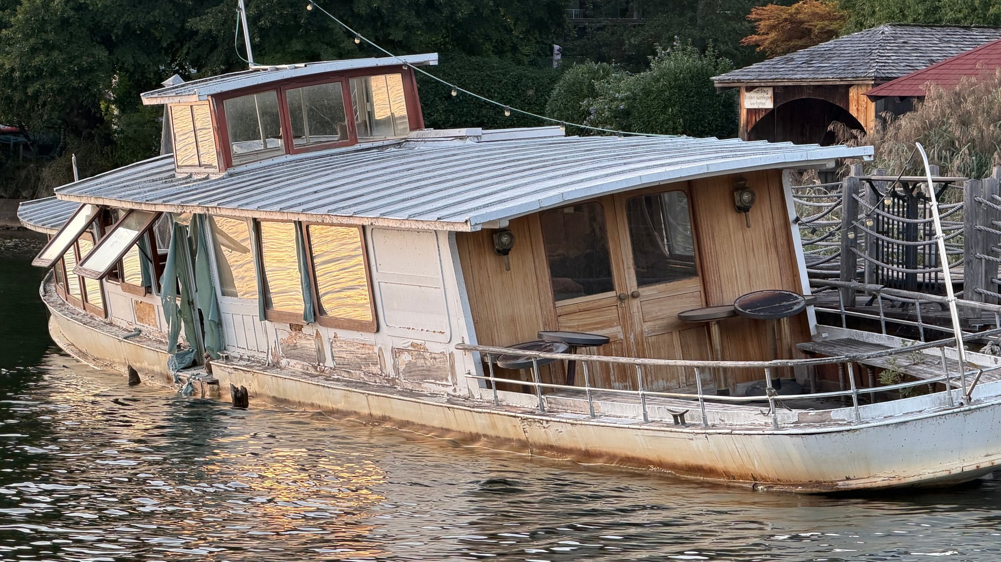 Historisches Ausflugsschiff verrottet weiter im Tegernsee