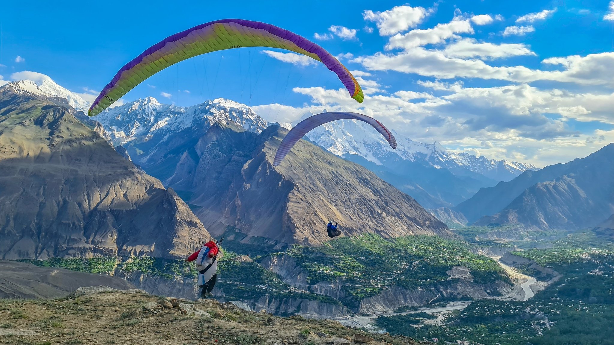 Szene aus dem Film "Air Karakoram": Paragleiter