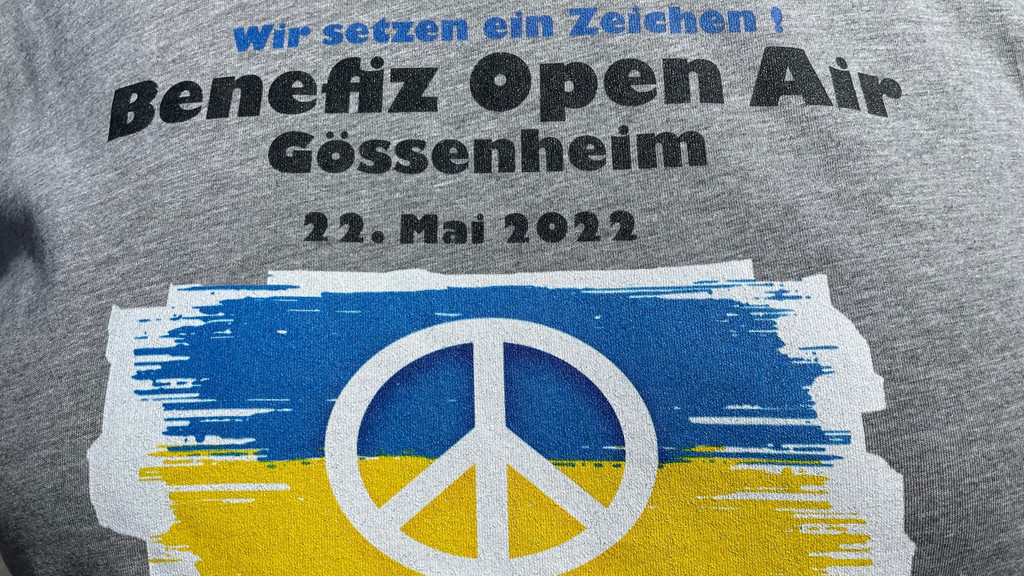 Ein T-Shirt mit Werbung für das Benefiz-Konzert der Gössenheimer Vereine für die Ukraine.