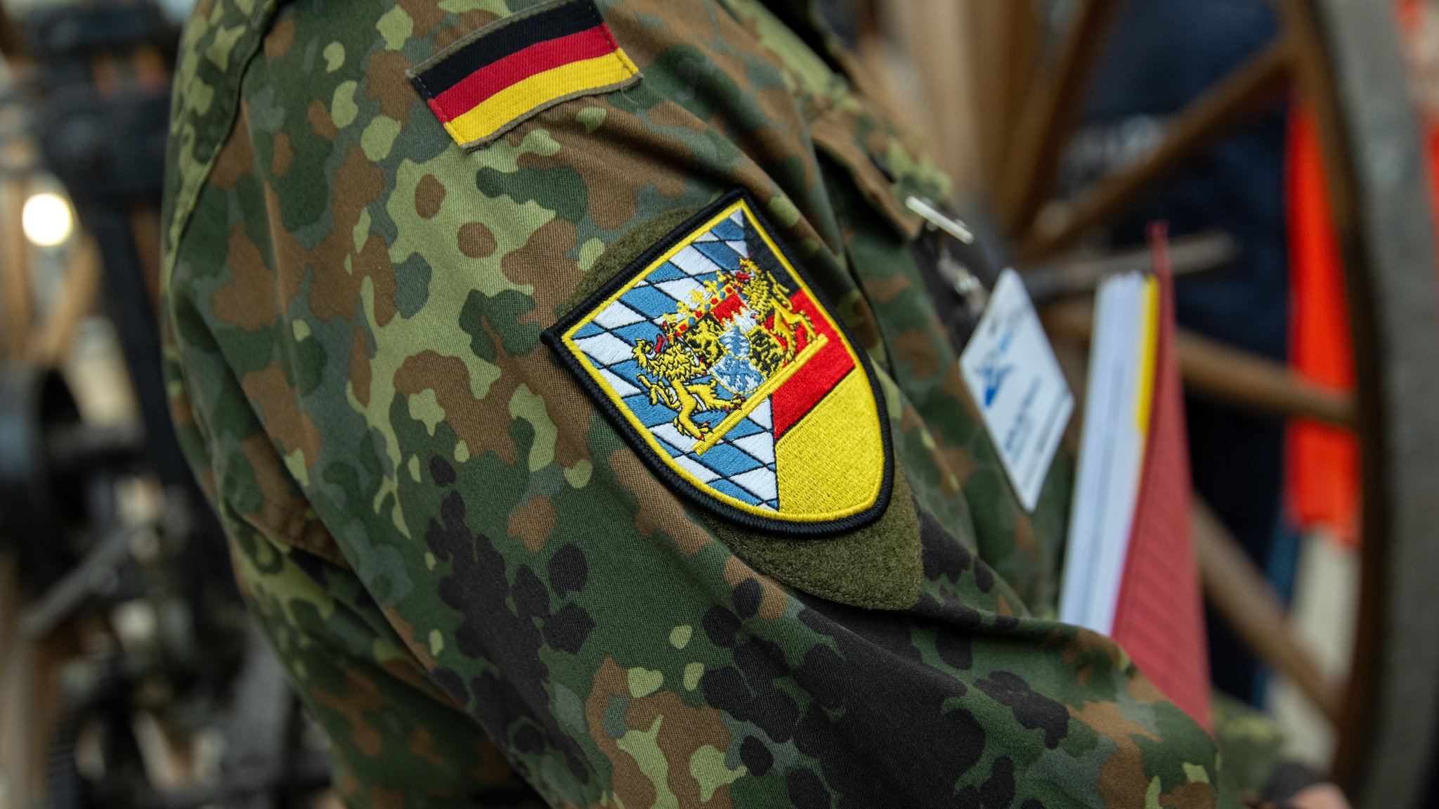 Auf dem Oberarm eines Bundeswehrsoldaten ist ein Wappen mit den deutschen und den bayerischen Farben zu sehen. 