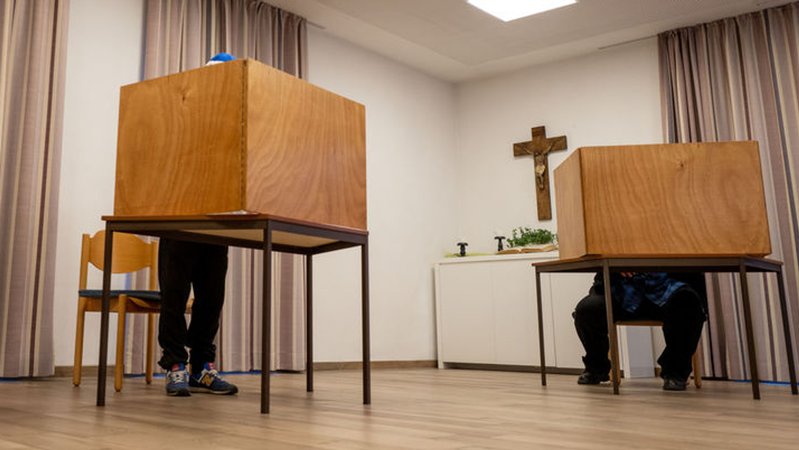 Wahllokal in Bayern | Bild: dpa-Bildfunk/Pia Bayer Wahllokal in Bayern