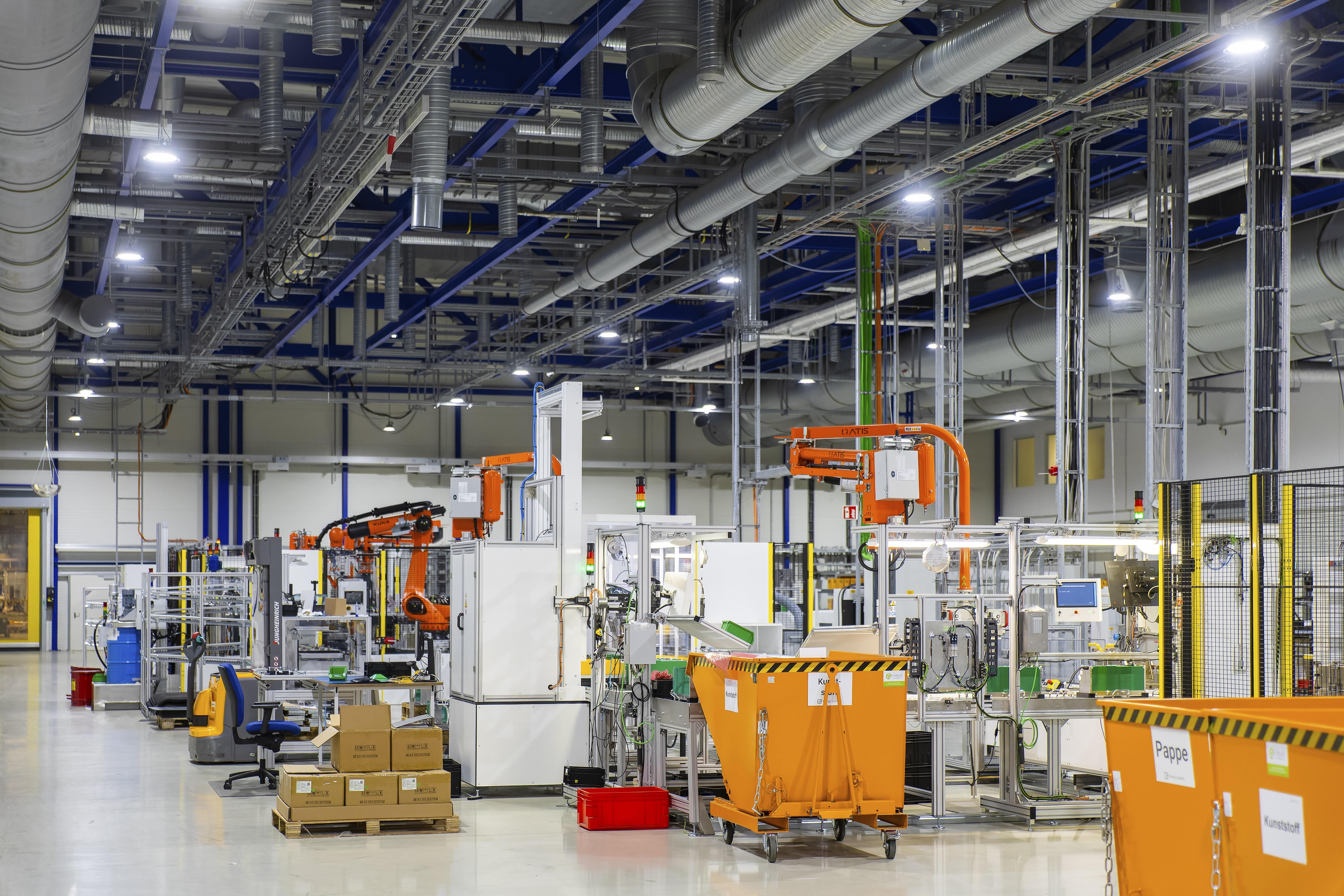 Symbolbild: Blick in eine moderne Produktionshalle. Hier werden zum Beispiel Lithium-Ionen-Batterien produziert und wiederaufbereitet. 