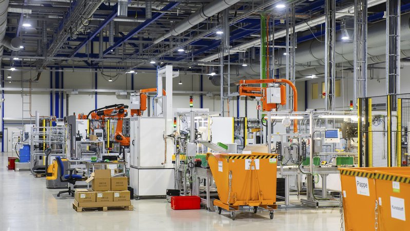 Symbolbild: Blick in eine moderne Produktionshalle. Hier werden zum Beispiel Lithium-Ionen-Batterien produziert und wiederaufbereitet. | Bild: picture alliance / imageBROKER | Sylvio Dittrich Symbolbild: Blick in eine moderne Produktionshalle. Hier werden zum Beispiel Lithium-Ionen-Batterien produziert und wiederaufbereitet.