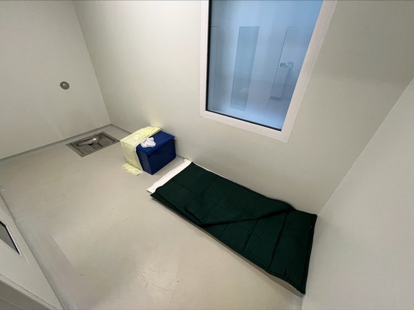 Der besonders gesicherte Haftraum (bgH) der JVA Gablingen steht im Zusammenhang zu den Misshandlungsvorwürfen im Gablinger Gefängnis. | Bild: BR/Andreas Herz Der besonders gesicherte Haftraum (bgH) der JVA Gablingen steht im Zusammenhang zu den Misshandlungsvorwürfen im Gablinger Gefängnis.