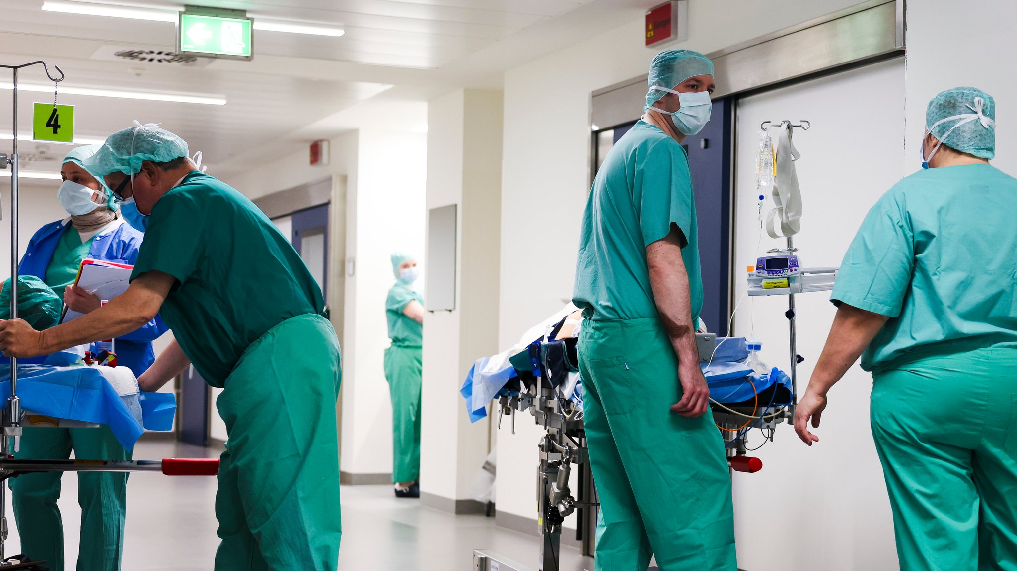 Ein Patient wird in den OP-Saal gebracht