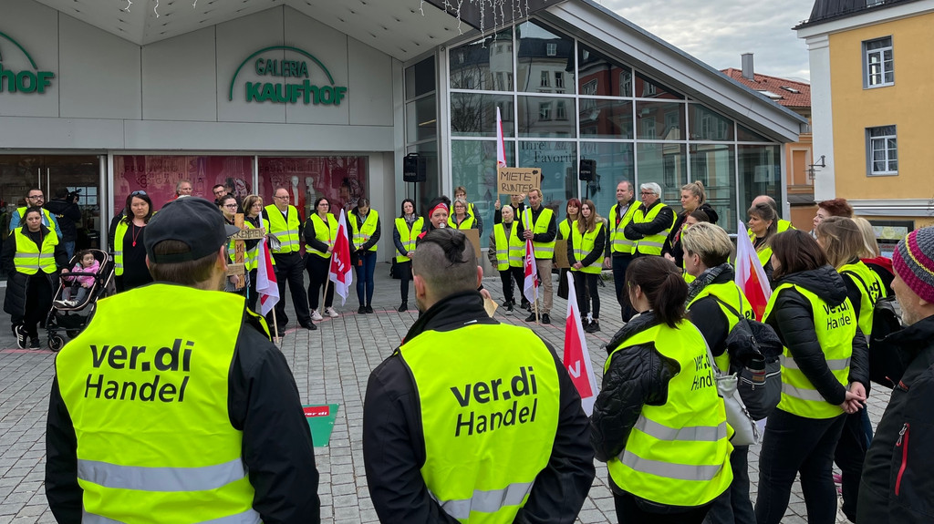 Menschen mit gelber Warnweste mit der Aufschrift "verdi Handel" von der Galeria-Kaufhof-Filiale in Kempten.