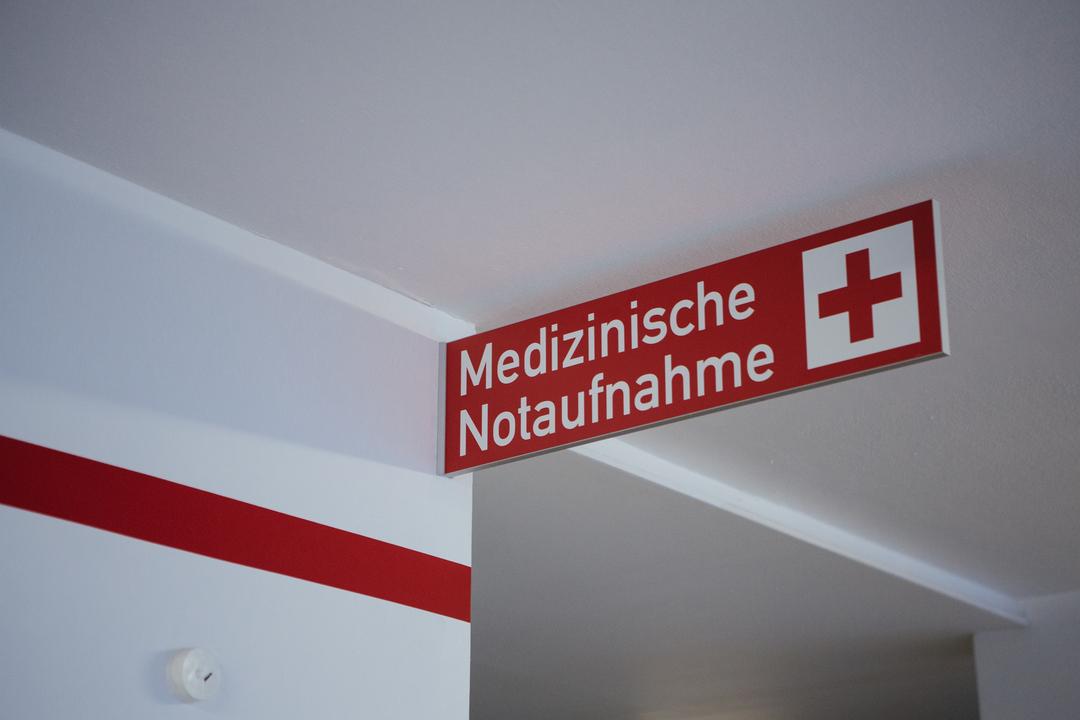 Das Schild der Medizinischen Notaufnahme. (Symbolbild)