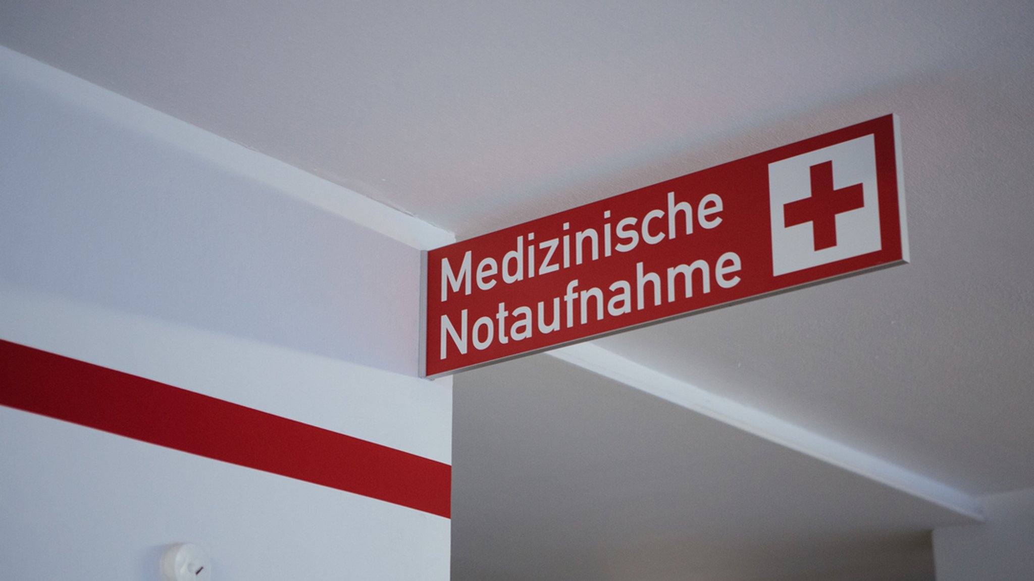 Das Schild der Medizinischen Notaufnahme. (Symbolbild)