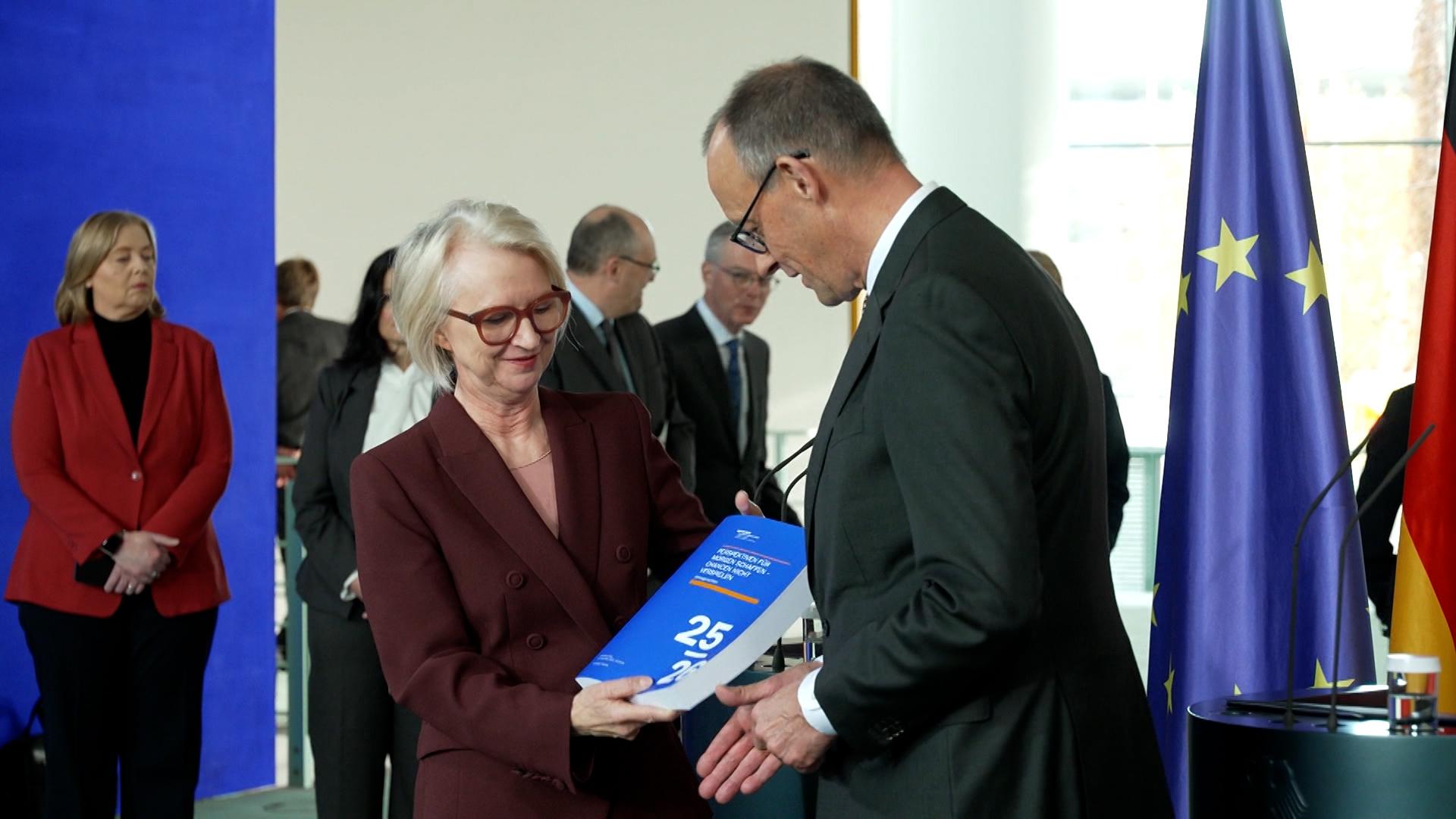 Heute haben die fünf Wirtschaftsweisen der Bundesregierung ihren Blick in die Kristallkugel präsentiert. 