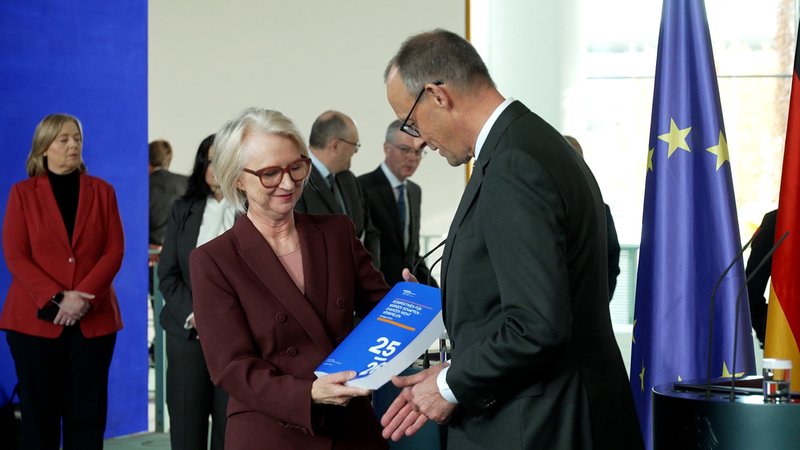 Heute haben die fünf Wirtschaftsweisen der Bundesregierung ihren Blick in die Kristallkugel präsentiert. | Bild: BR Heute haben die fünf Wirtschaftsweisen der Bundesregierung ihren Blick in die Kristallkugel präsentiert.