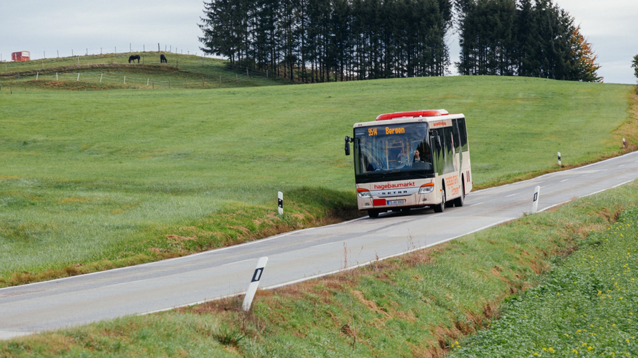 Ein Bus fährt auf einer Landstraße