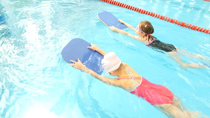 Über 20.000 Kinder nehmen in diesem Jahr an der Aktion "Bayern schwimmt" teil. | Bild: Bayerischer Rundfunk 2025 Über 20.000 Kinder nehmen in diesem Jahr an der Aktion "Bayern schwimmt" teil.