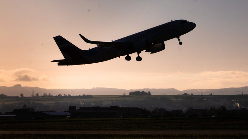 Ein Flugzeug des Typs Airbus A320 Neo startet am frühen Morgen vom Flughafen in Stuttgart.