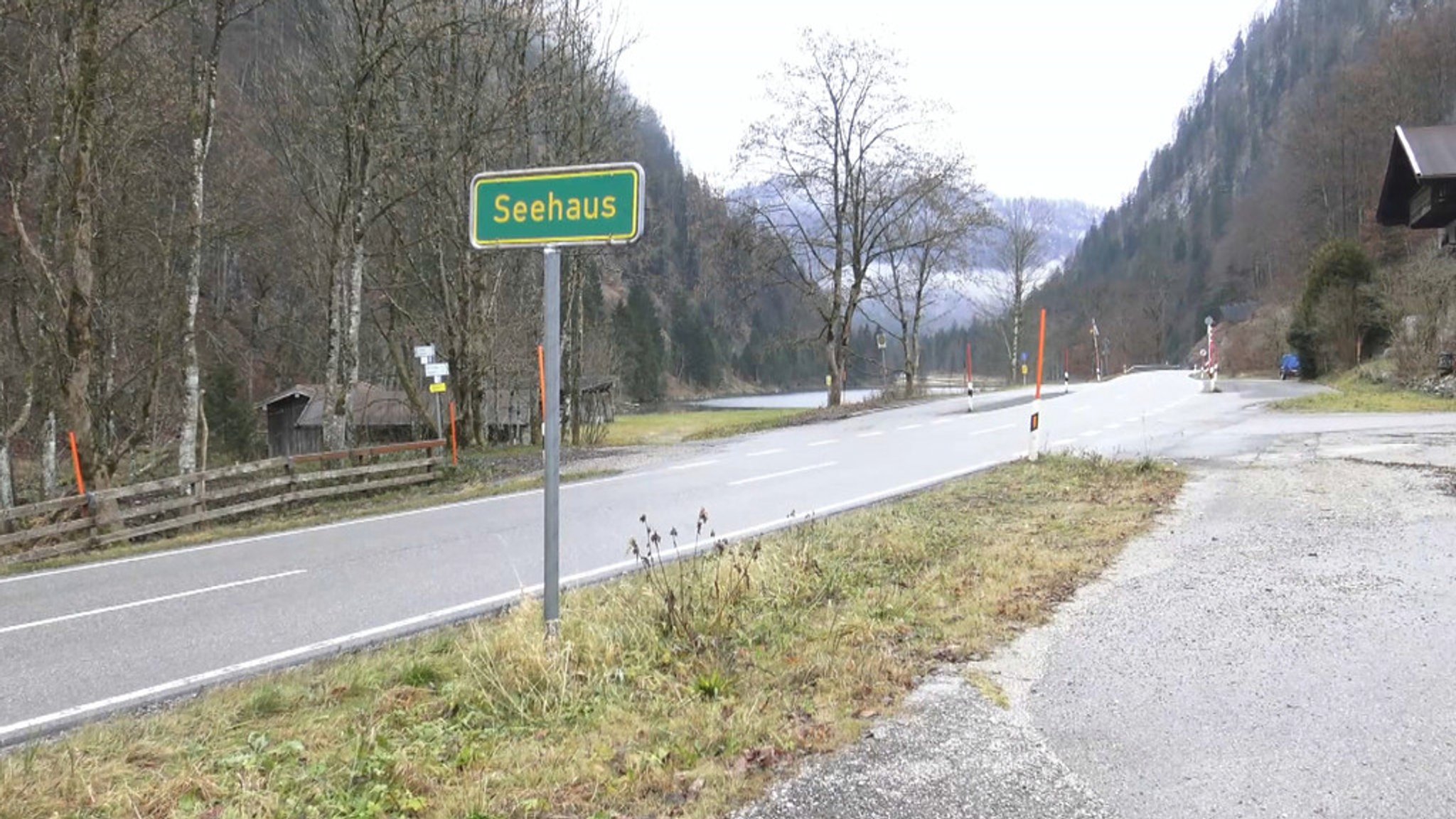 Der Parkplatz bei Ruhpolding: Im angrenzenden Wald wurde der tote Säugling gefunden.