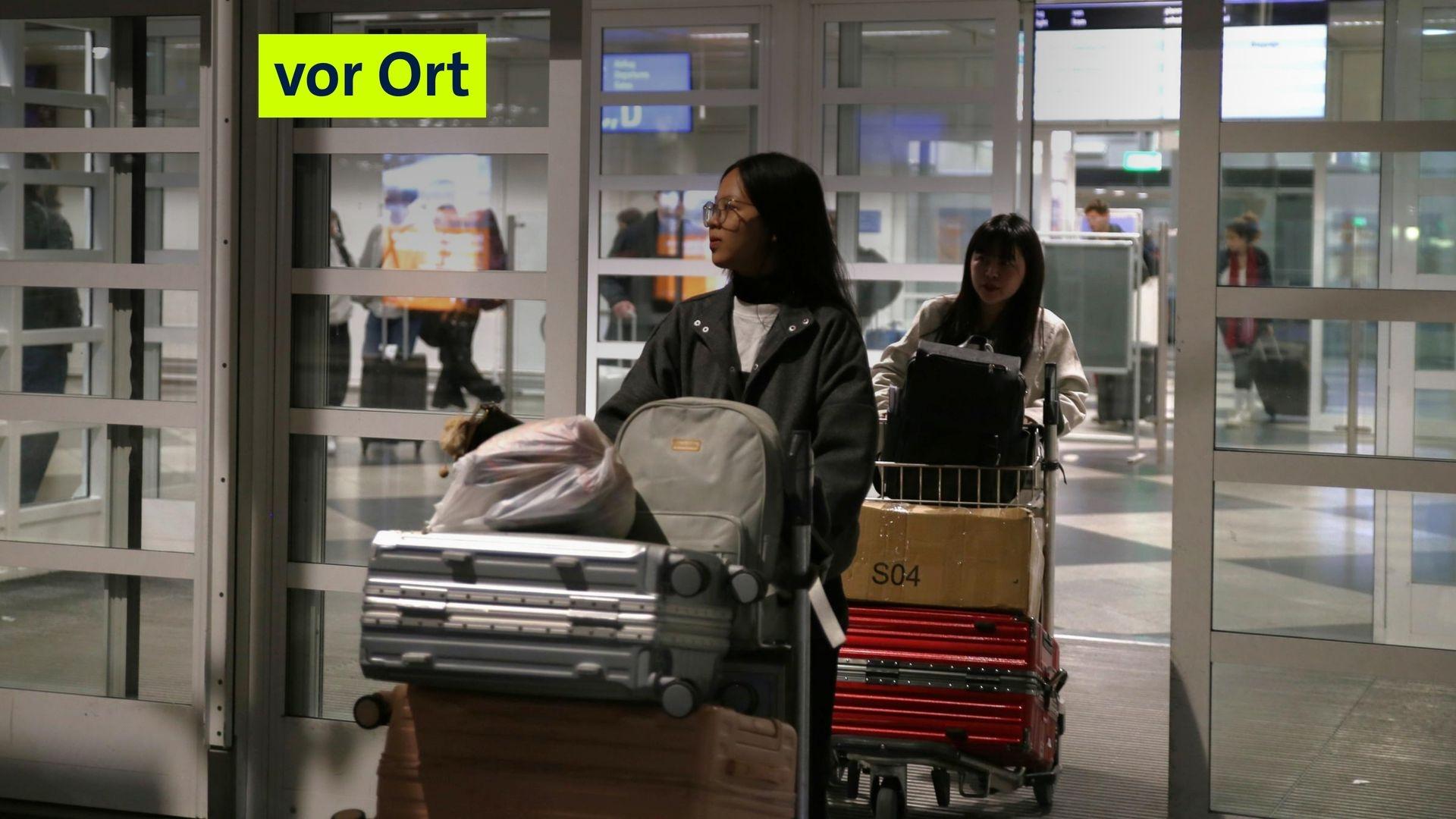 Eine Vietnamesin verlässt mit ihrem Gepäck einen Flughafen. (Symbolbild) | Bild:BR / Isabel Pogner