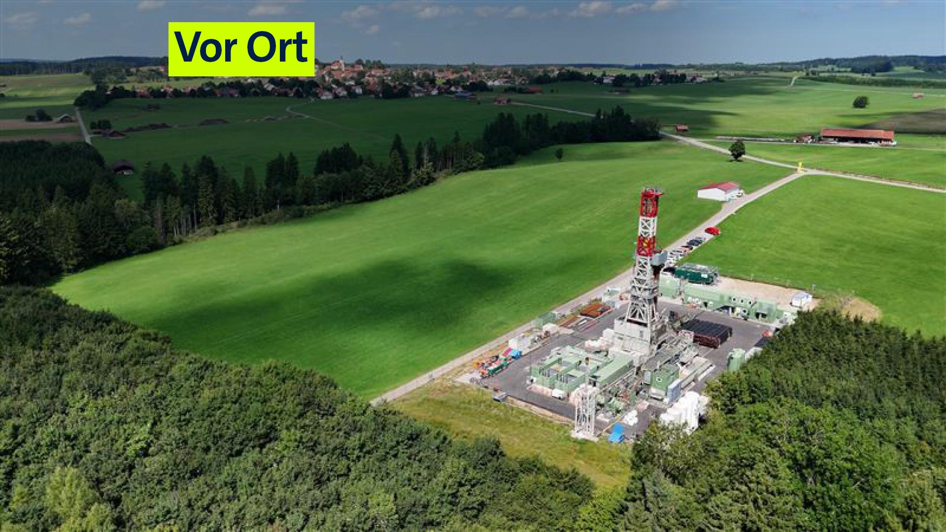 Luftbild: Blick auf den 40 Meter hohen Bohrturm, der demnächst wieder abgebaut werden soll.