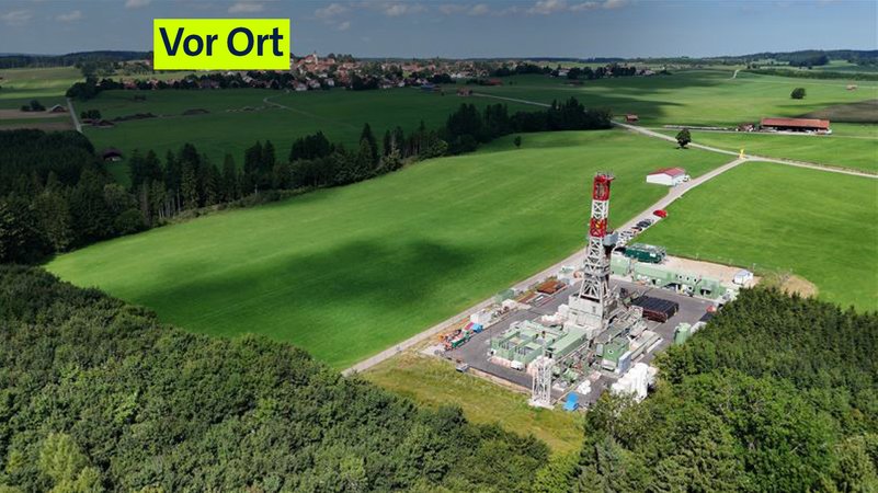 Luftbild: Blick auf den 40 Meter hohen Bohrturm, der demnächst wieder abgebaut werden soll. | Bild: Bayerischer Rundfunk / Michael Frick Luftbild: Blick auf den 40 Meter hohen Bohrturm, der demnächst wieder abgebaut werden soll.