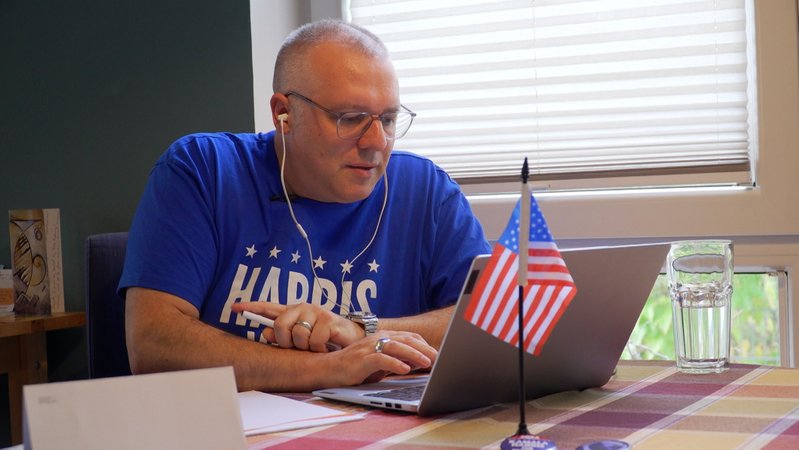 Eine Person mit kurzgeschorenen Haaren und Brille sitzt vor einem Laptop und trägt ein Headset. | Bild: BR/Rudolf Heinz Eine Person mit kurzgeschorenen Haaren und Brille sitzt vor einem Laptop und trägt ein Headset.