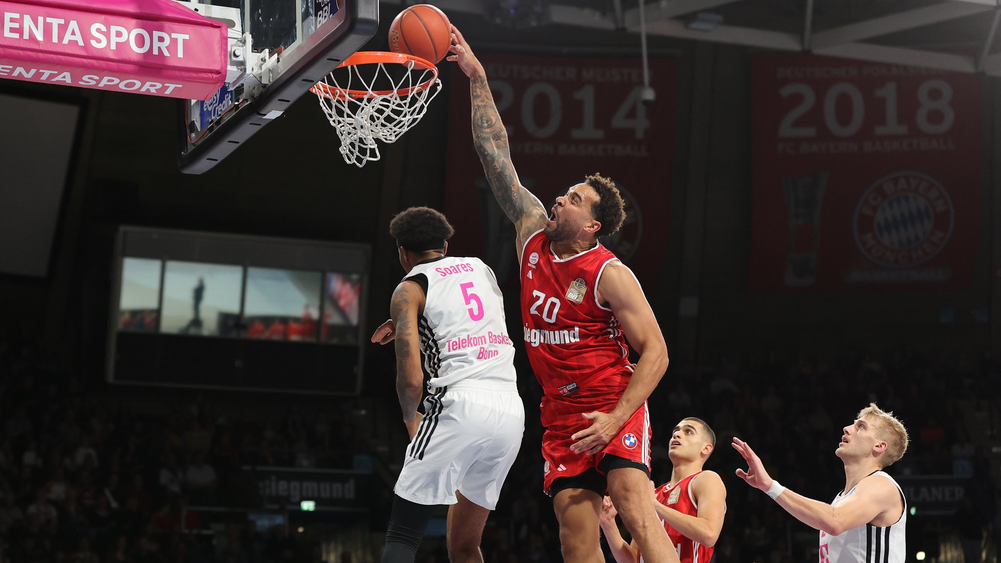 Elias Harris beim Dunking im Spiel gegen die Telekom Baskets Bonn