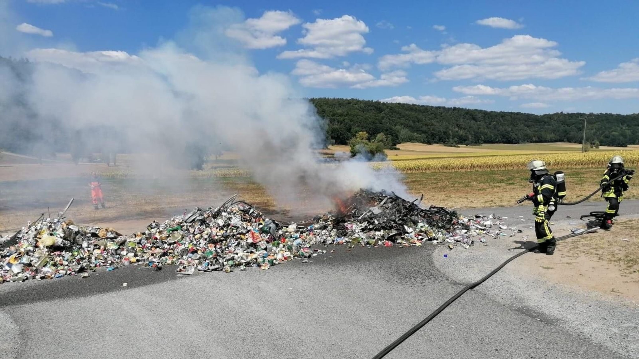 Feuerwehr löscht brennenden Müll