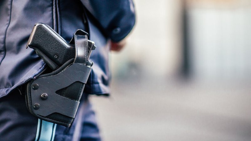 Am Einsatzgürtel einer Polizistin hängt ein Holster mit eine Waffe. | Bild: BR/Fabian Stoffers Am Einsatzgürtel einer Polizistin hängt ein Holster mit eine Waffe.