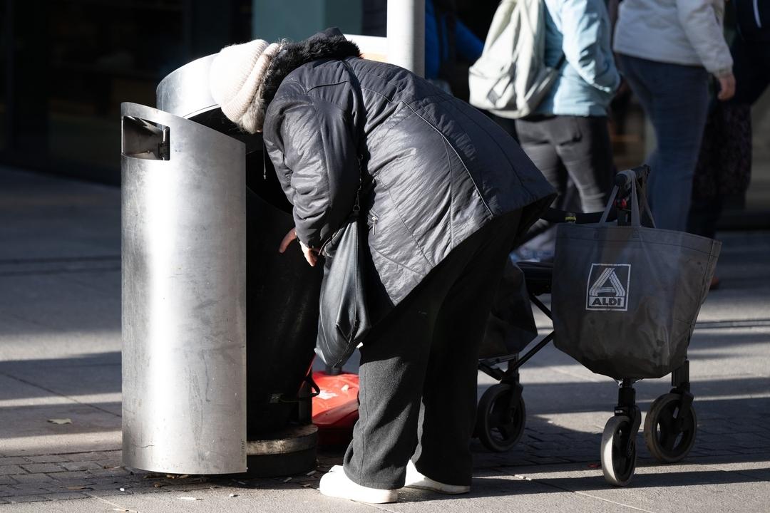 Wer Pfandflaschen sammelt, muss oft tief in Mülleimern wühlen, um am Ende wenige Euro zur Verfügung zu haben.