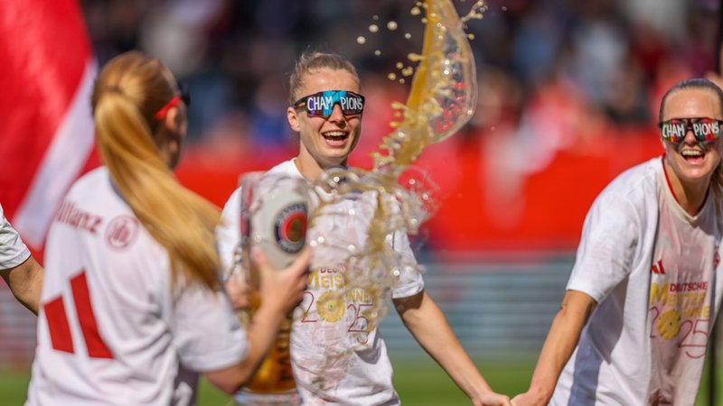 FC Bayern Frauen feiern die Meisterschaft | Bild: imago images / HMB-Media FC Bayern Frauen feiern die Meisterschaft