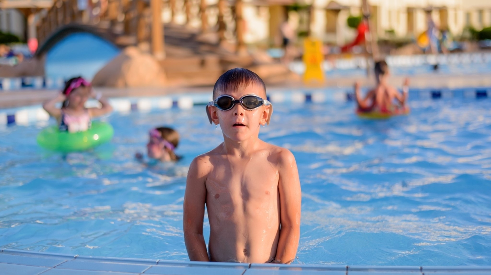 Chlor-Geruch im Schwimmbad entsteht in Kombination mit Urin. Hier planscht ein Junge im Freibad.