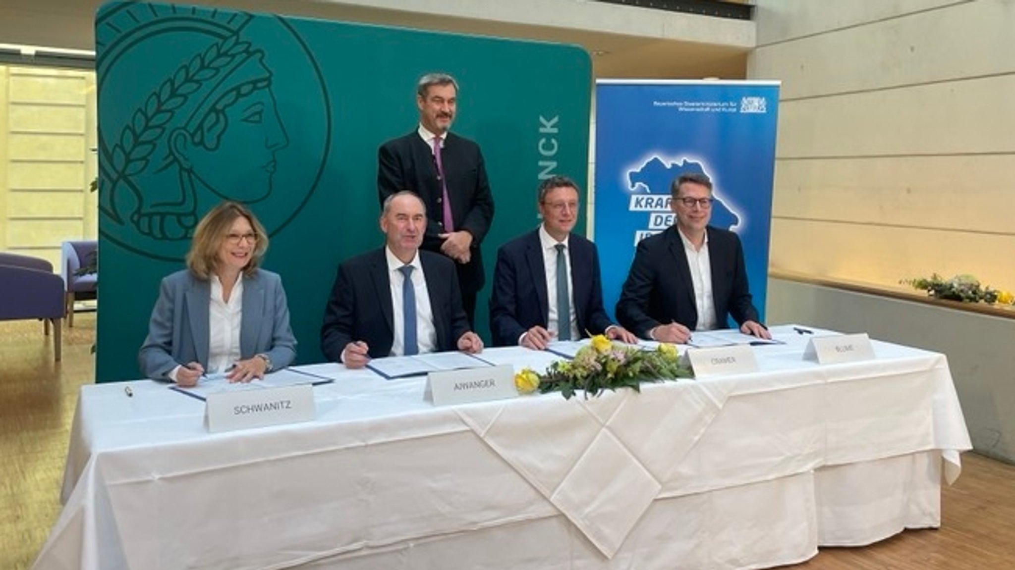 Immunologie-Forschung in Würzburg: Staatsregierung und Max-Planck-Gesellschaft unterzeichnen Vertrag | Bild: BR/Katharina Pfadenhauer Immunologie-Forschung in Würzburg: Staatsregierung und Max-Planck-Gesellschaft unterzeichnen Vertrag