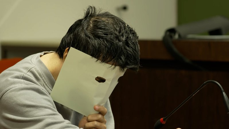 Prozess in München: Ein Ehepaar aus dem Irak, das dem terroristischen IS nahesteht, soll zwei jesidische Mädchen als Sklavinnen gehalten und missbraucht haben. | Bild: BR Prozess in München: Ein Ehepaar aus dem Irak, das dem terroristischen IS nahesteht, soll zwei jesidische Mädchen als Sklavinnen gehalten und missbraucht haben.