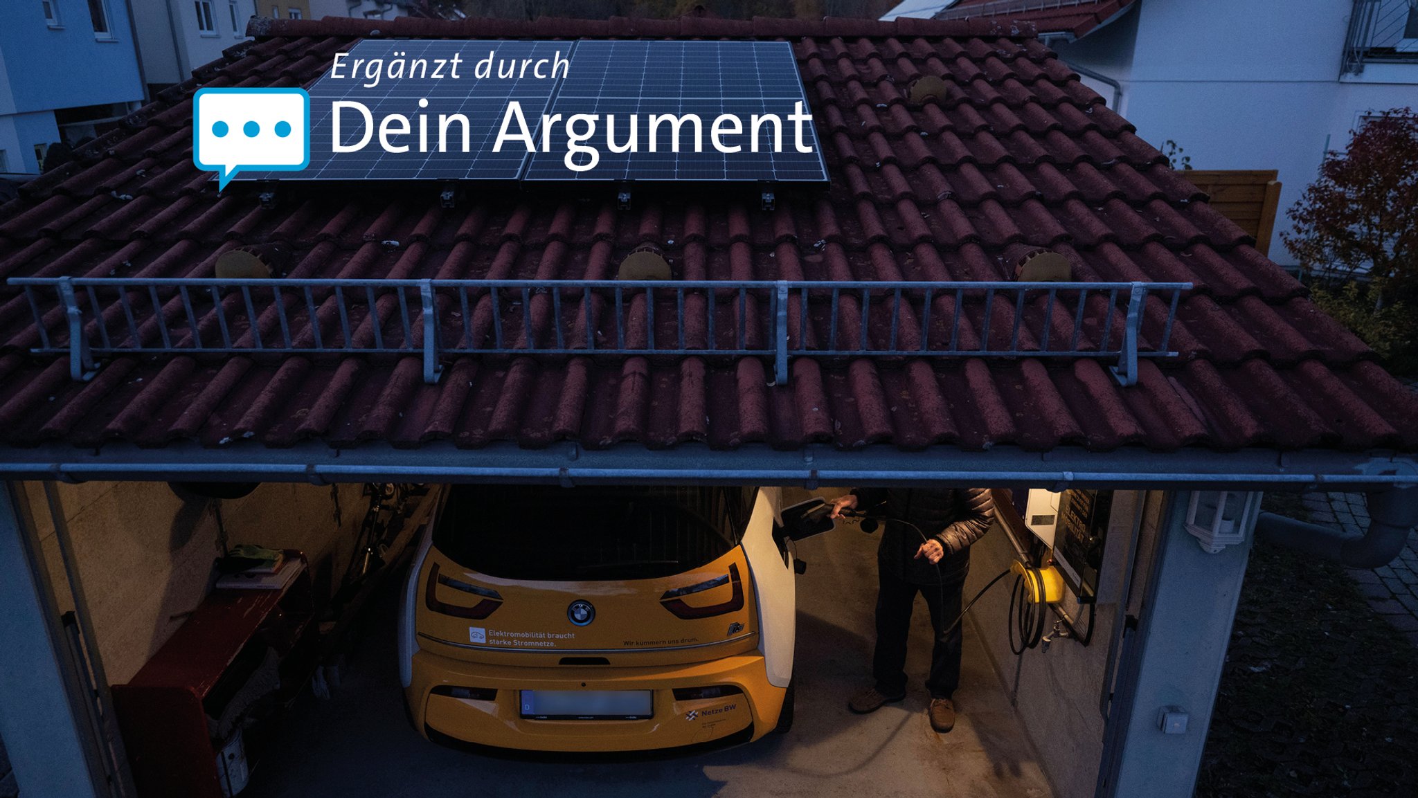 Ein E-Auto steht in einer Garage, die mit zwei Photovoltaik-Modulen bestückt ist, und wird geladen.